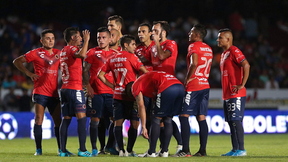 Jugadores de Veracruz se reúnen durante un partido