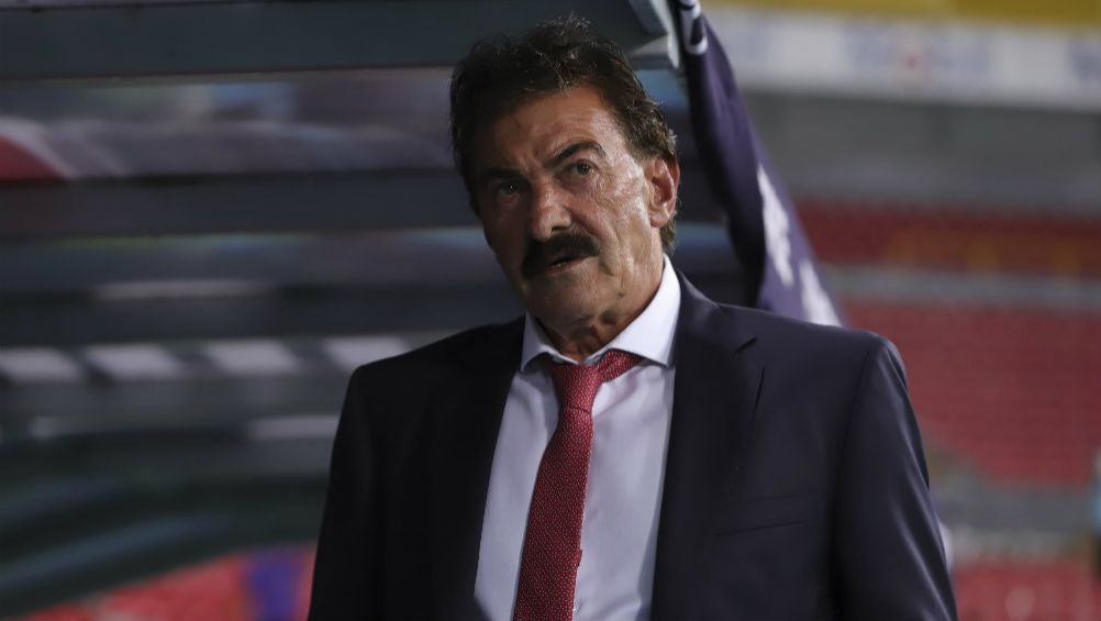 La Volpe, en el banquillo del Toluca durante un partido