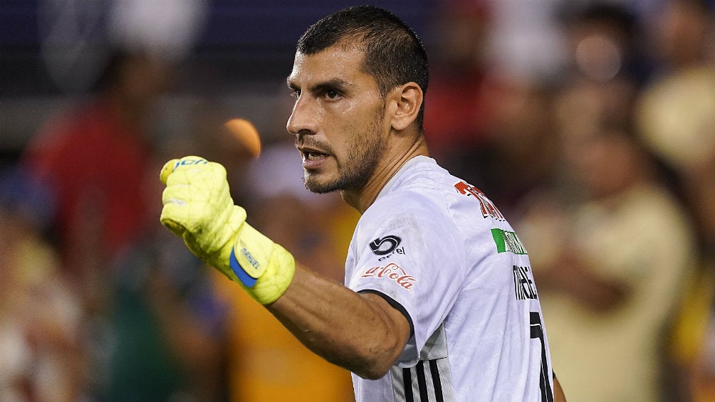 Nahuel Guzmán durante un partido con Tigres