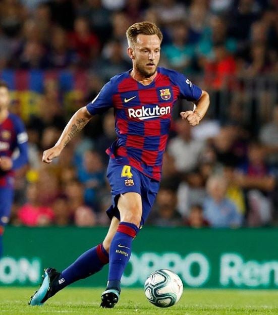 Rakitic conduce el balón en un juego con el Barcelona