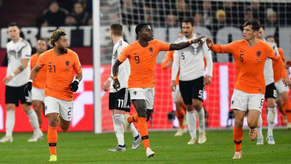 Promes celebrando una anotación con Holanda