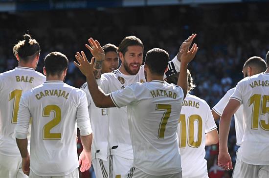 Jugadores del Real Madrid celebran gol 