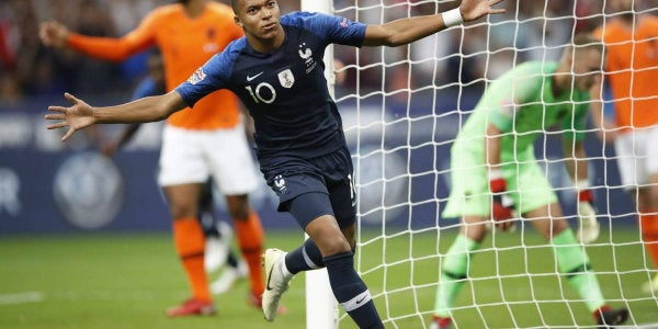 Mbappé celerando una anotación con Francia