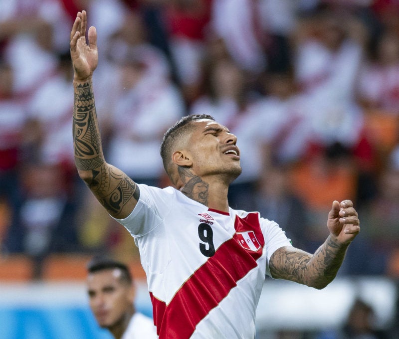 Paolo Guerrero se lamenta en un juego con Perú