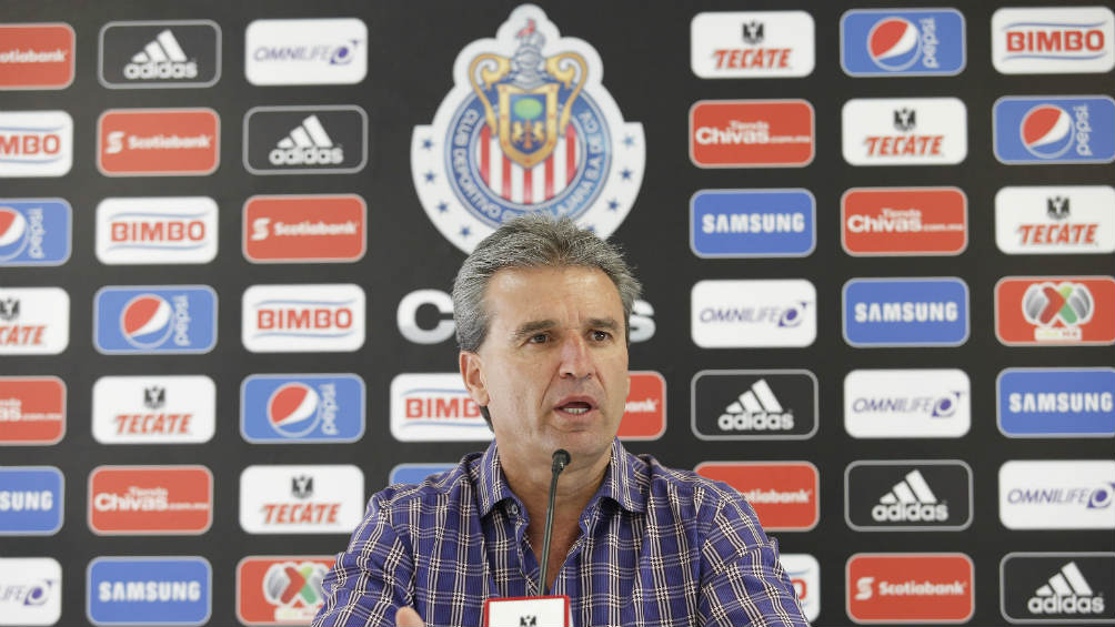 Néstor de la Torre atiende en una conferencia de prensa