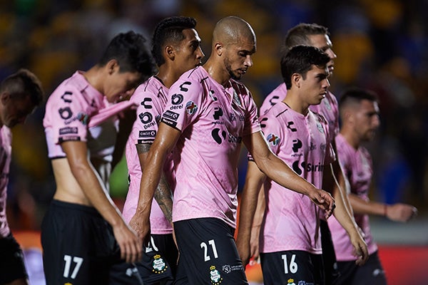 Jugadores de Santos se lamentan tras goleada contra Tigres