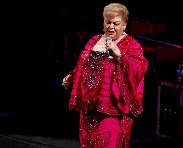 Paquita la del Barrio interpreta una canción