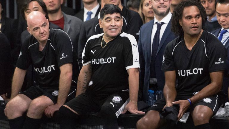 Maradona junto a Infantino y Karembeu en un partido benefico 