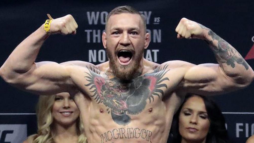 Conor McGregor durante un pesaje previo a una pelea 