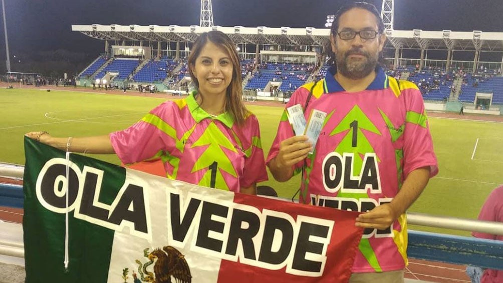 Aficionados del Tri en el Estadio Nacional de Bermudas 