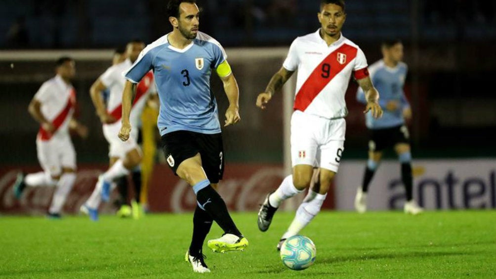 Diego Godín en el juego ante Perú