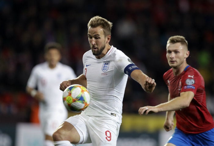 Kane controla el balón durante el partido