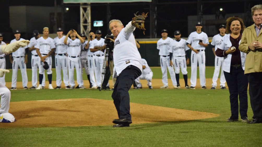 El presidente lanzando la primera bola