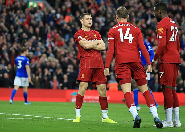 Jugadores del Liverpool festejan gol