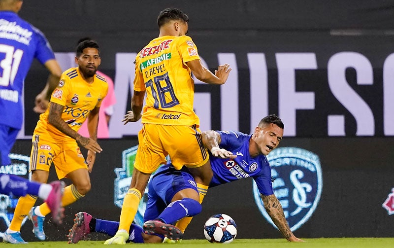 Reyes y Caraglio pelean un balón en la Final de Leagues Cup 