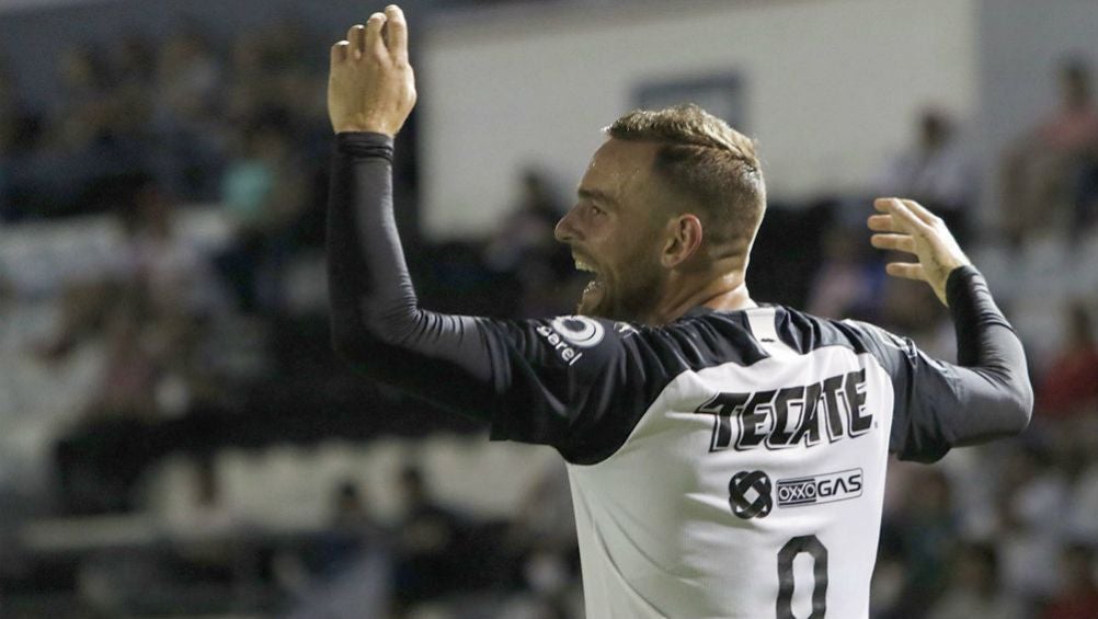 Vincent Janssen celebrando una anotación con Monterrey