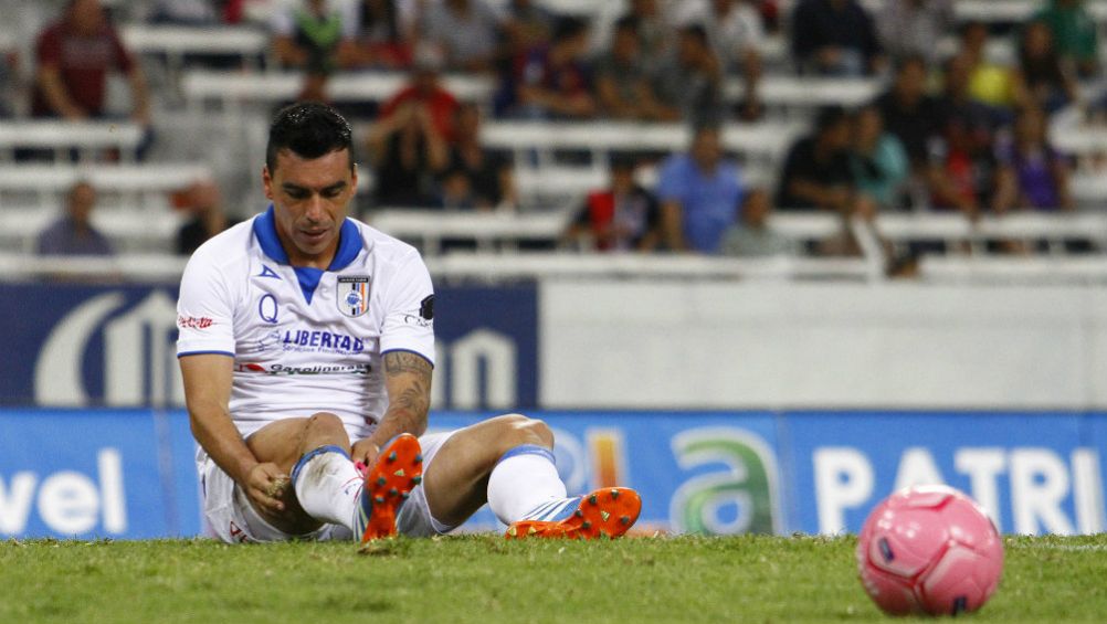 Esteban Paredes como jugador de Gallos Blancos