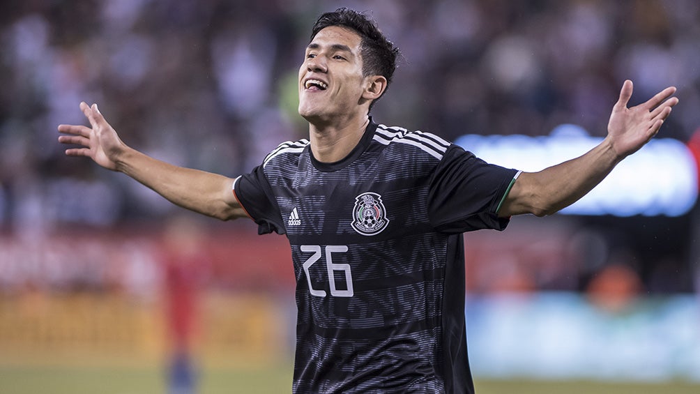 Uriel Antuna celebra gol con el Tri 