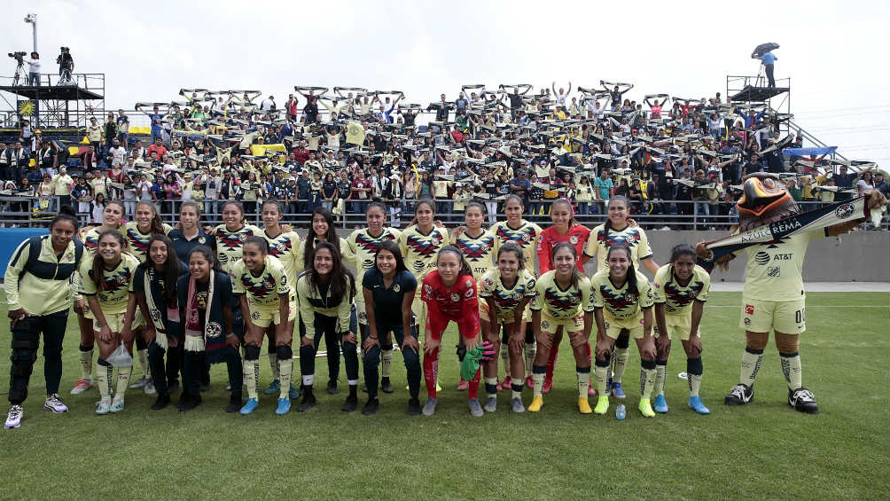 Las jugadoras de América Femenil posan con la afición 