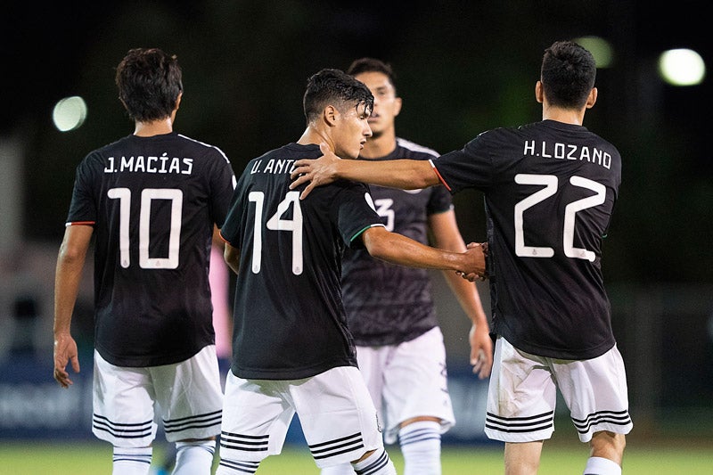 Chucky y Macías felicitan a Antuna por su gol 