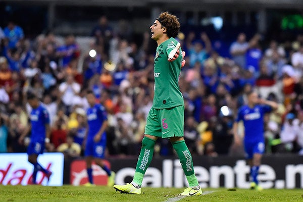 Guillermo Ochoa se lamenta en juego contra Cruz Azul 