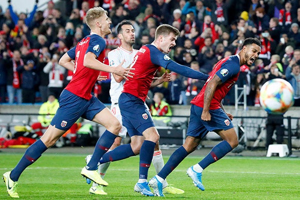 Jugadores de Noruega celebran el gol del empate 