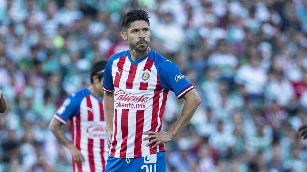 Oribe Peralta luce extrañado en un partido con Chivas