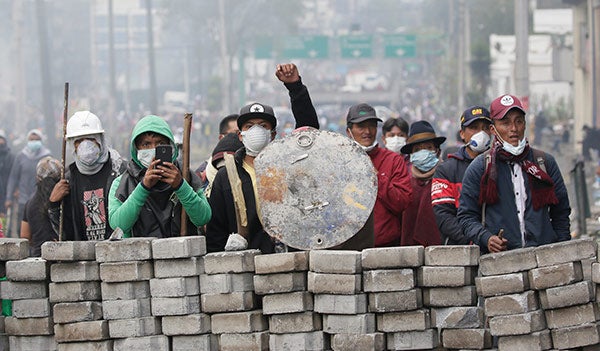 Minifestantes protestan por alza a precios de combustibles