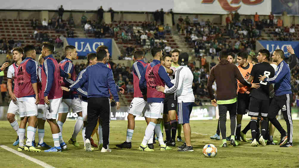 Jugadores de México y Argentina se enfrascan en una pelea