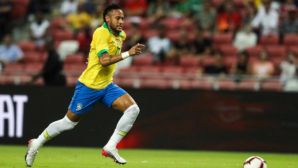 Neymar corre en un partido con Brasil