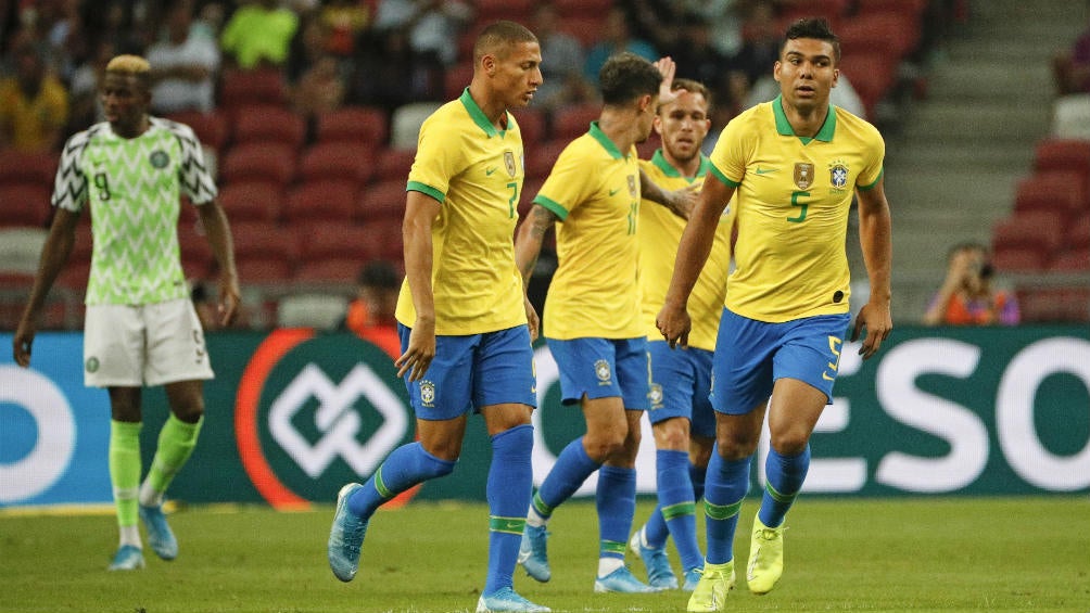 Jugadores de Brasil tras anotar el gol del empate vs Nigeria