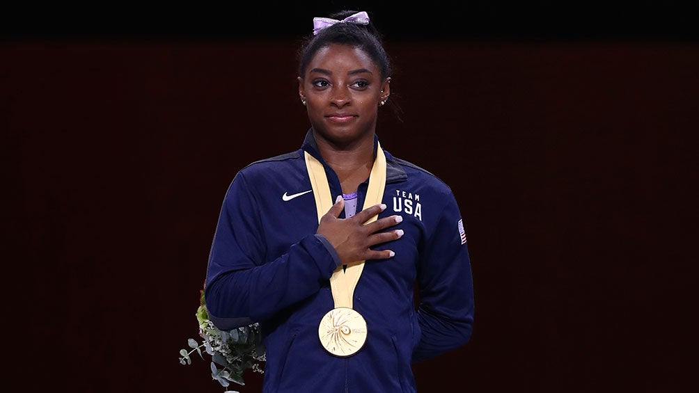 Simone Biles celebra en el podio