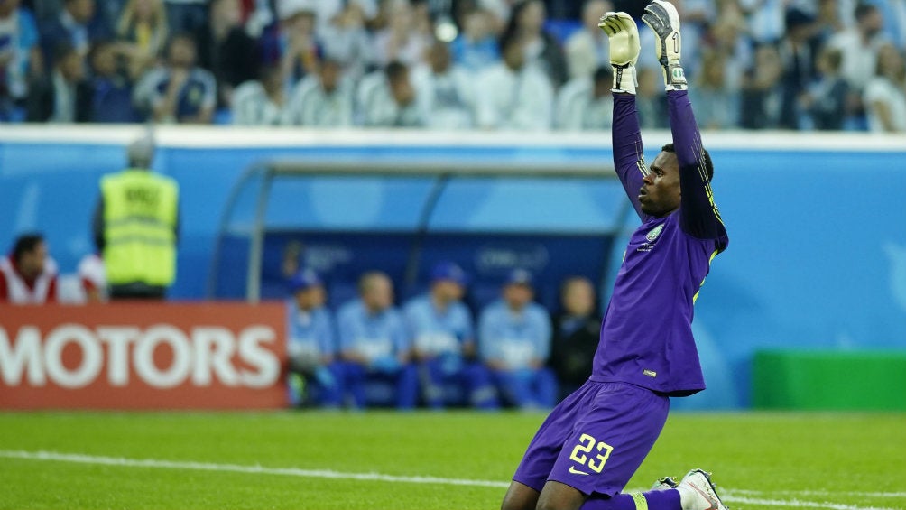 Francis Uzoho durante un juego con Nigeria