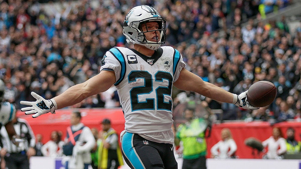 Christian McCaffrey celebra tras anotar a Tampa Bay