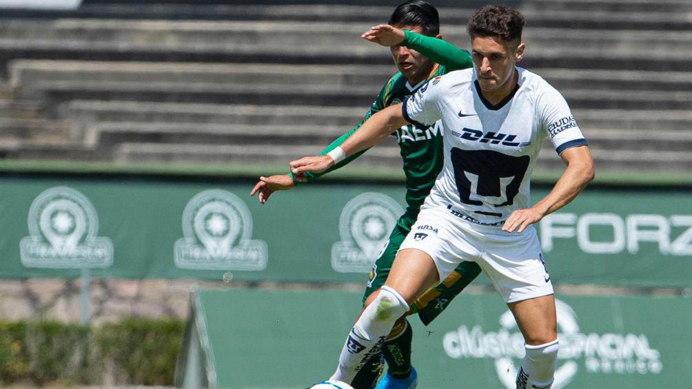 Kevin Escamilla disputa la pelota en el partido ante Potros