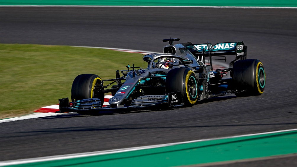 Hamilton avanza en su monoplaza 