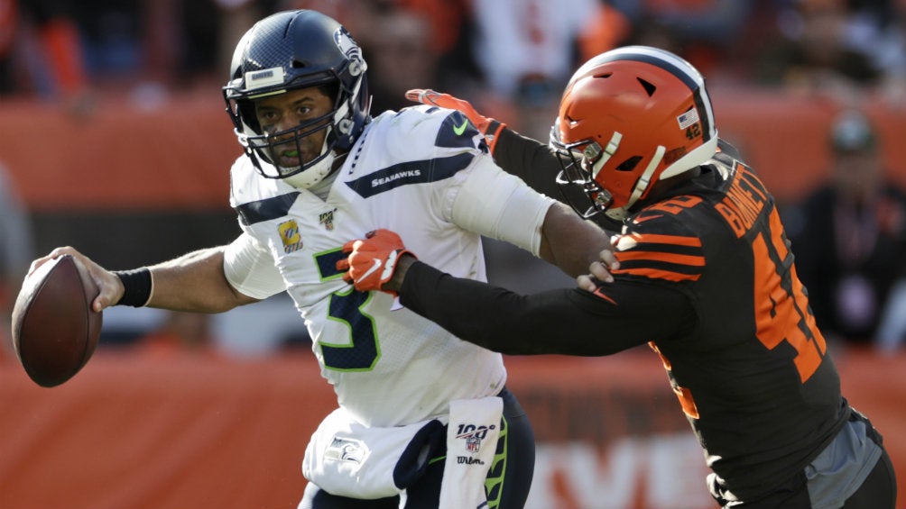 Russell Wilson durante el juego ante los Browns