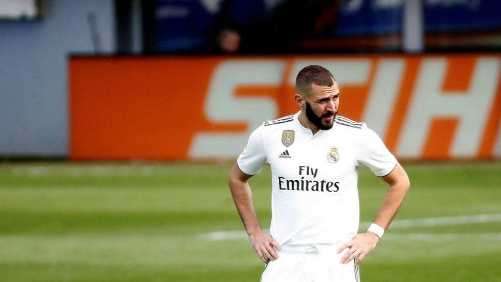 Benzema se lamenta en un juego del Real Madrid