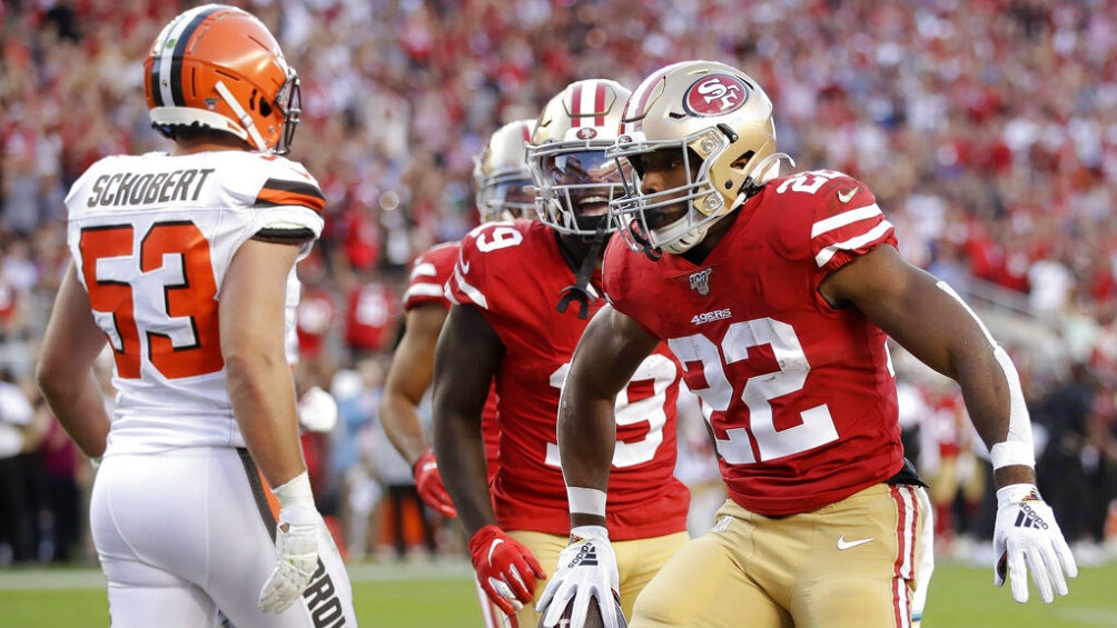 Matt Breida celebra una anotación contra los Browns