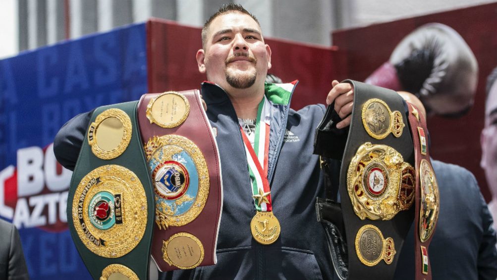 Andy Ruiz presume sus cinturones de peso pesado