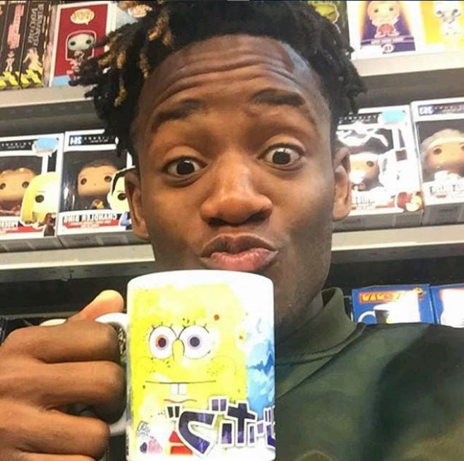 Batshuayi con una taza de Bob Esponja 