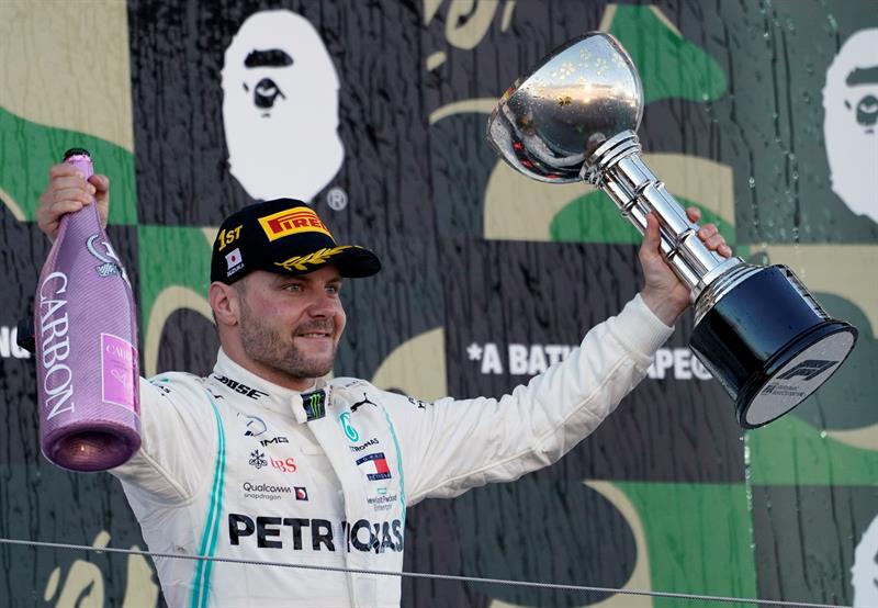 Valtteri Bottas celebra su triunfo en Japón