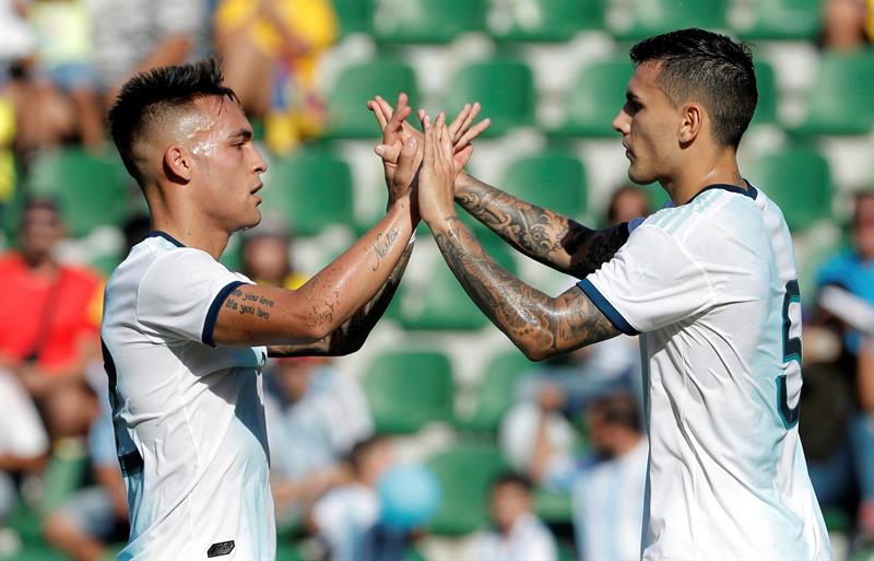 Lautaro Martínez y Leandro Paredes celebran un gol contra Ecuador