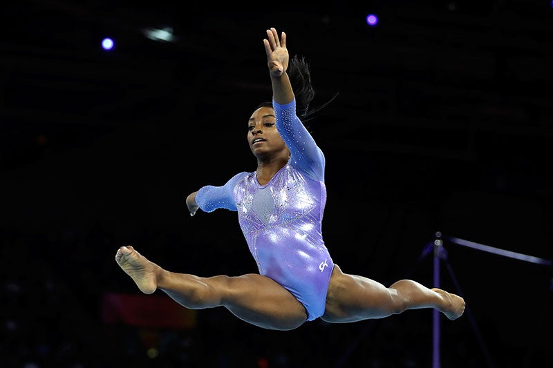 Simone Biles realiza un salto en su rutina de suelo