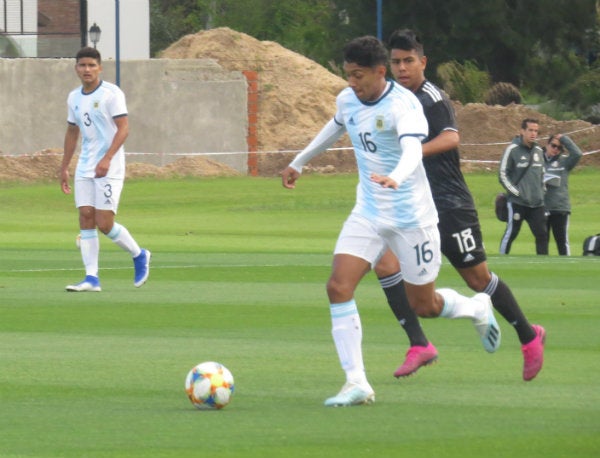 Acción en el Argentina vs México en la categoría sub 17