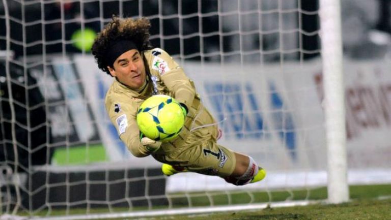 Guillermo Ochoa en una atajada con el Ajaccio 