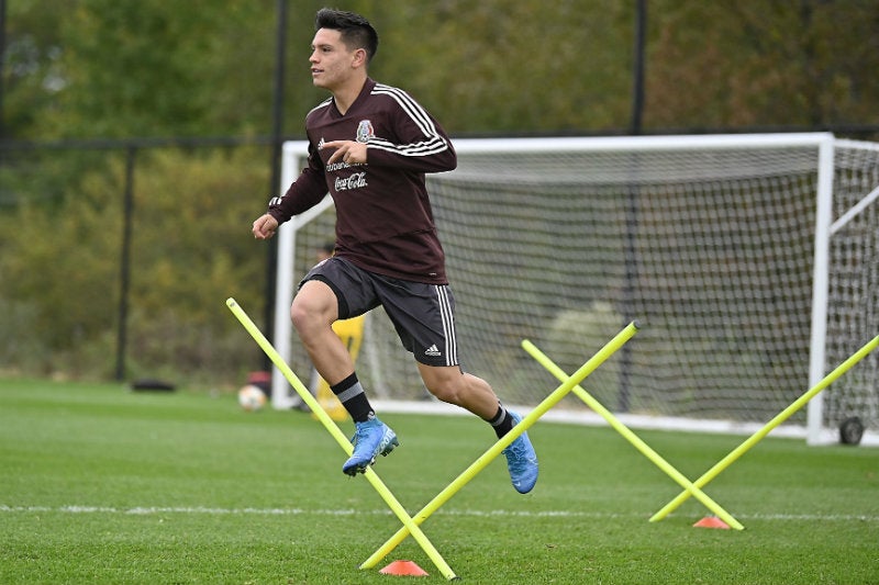 González trabaja en un entrenamiento del Tri