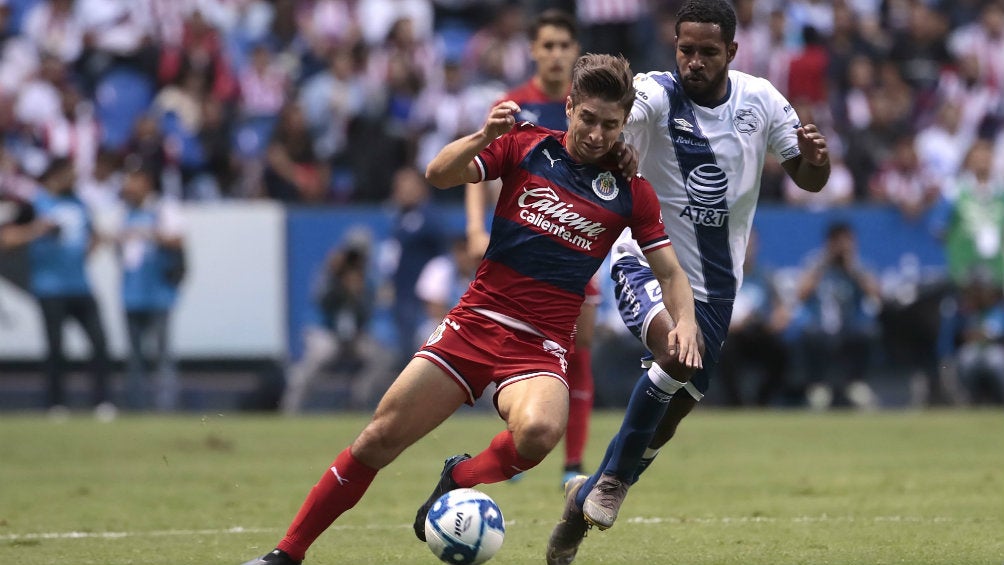 Isaac Brizuela en la disputa del balón en un partido ante Puebla