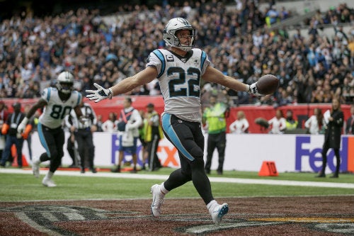 Christian McCaffrey festeja una anotación vs Tampa Bay