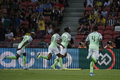 Jugadores de Nigeria celebran un gol ante Brasil